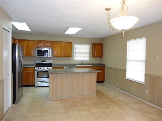 Building Photo - 1332 Clove Ct