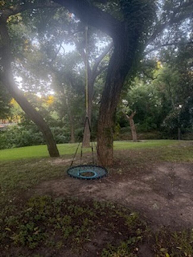 Building Photo - Country charm in this 3/2 in downtown Seld...