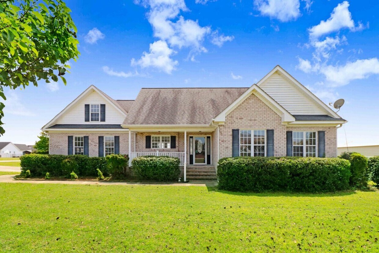 Primary Photo - *DETACHED GARAGE/WORKSHOP!* Gorgeous home ...