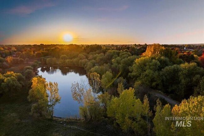 Building Photo - Gorgeous Eagle Home w/4 Beds 3 Full Baths ...