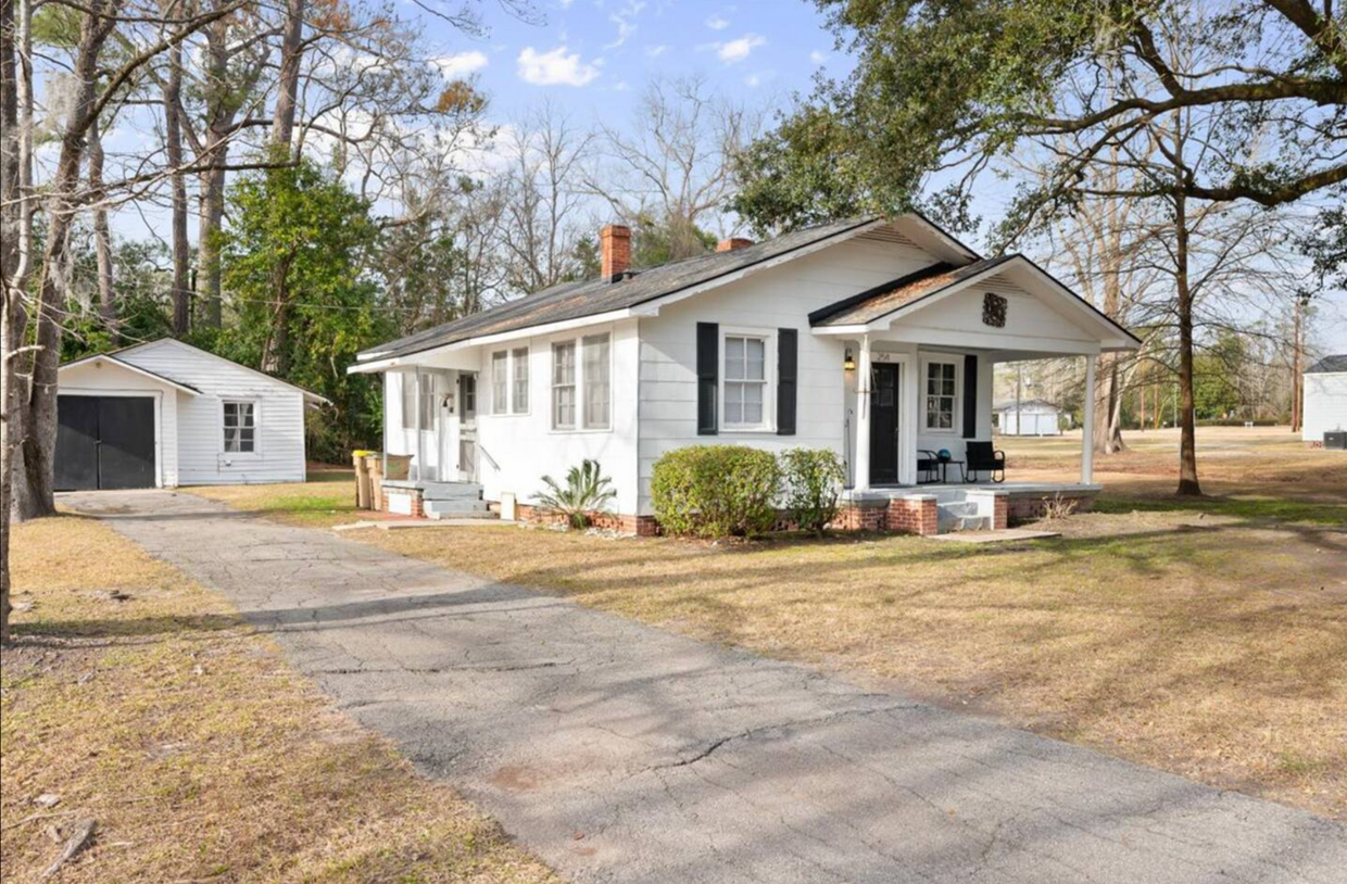 Primary Photo - Spacious 2-Bedroom, 1-Bathroom Home in Ric...