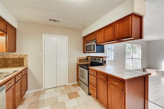 Foto del edificio - 5720 Twin Oaks Dr