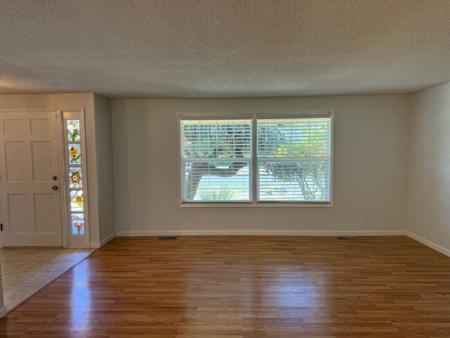 Building Photo - Spacious 3 bedroom 2 bathroom house in gre...