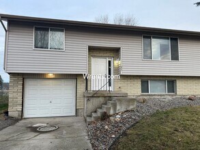 Building Photo - 11923-11925 E Railroad Cir