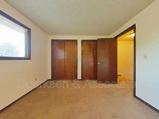 Building Photo - 710 NW Oak Ave