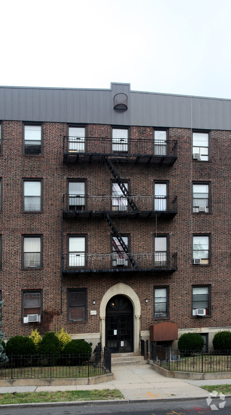 Foto del edificio - 119-51 Metropolitan Ave