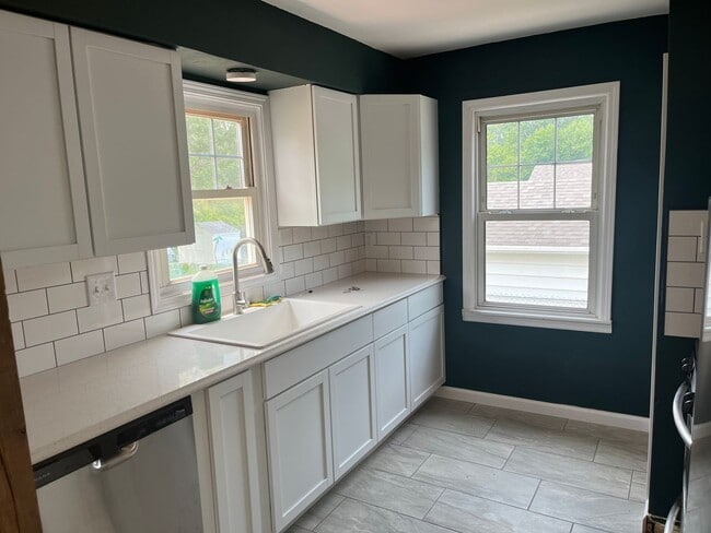 Building Photo - 3 Bedroom/1 Bathroom Home For Lease