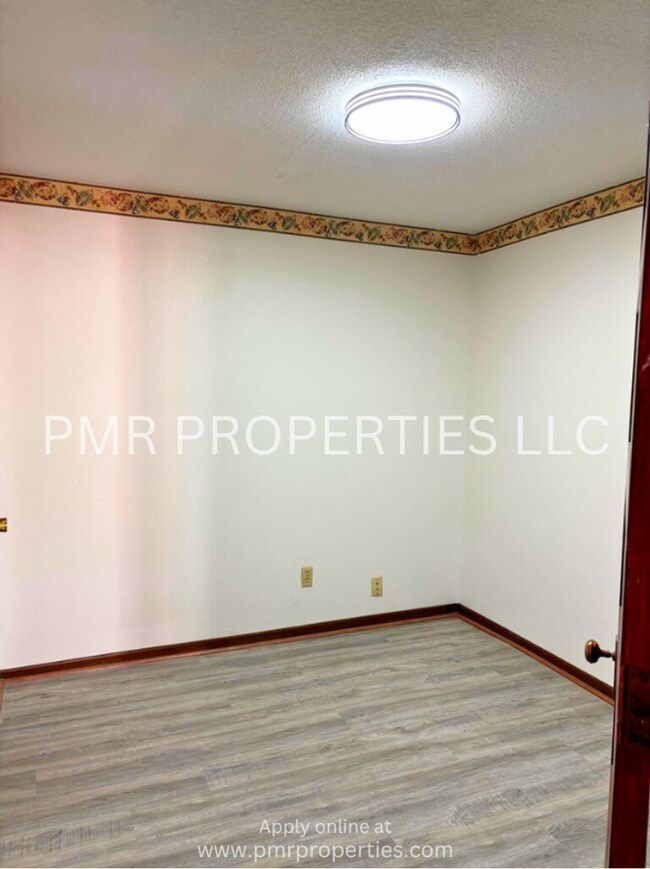 Building Photo - 400 E Coolbaugh St