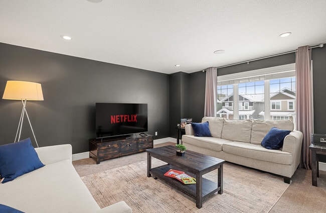 Photo du bâtiment - 1607-1165 165 St SW