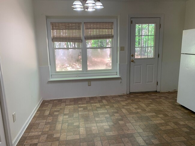 Building Photo - 1175 N Main St