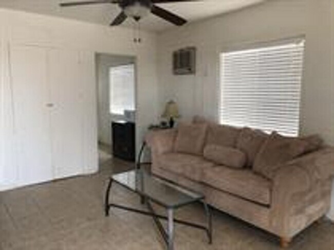 Foto del edificio - 7153 Elm Ave