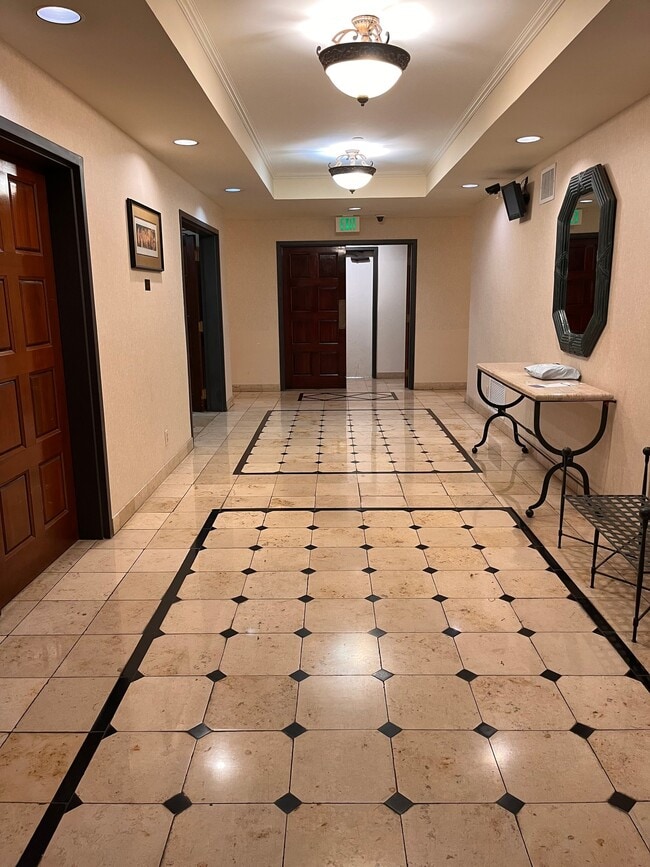 Photo - 325 S Swall Dr Apartment