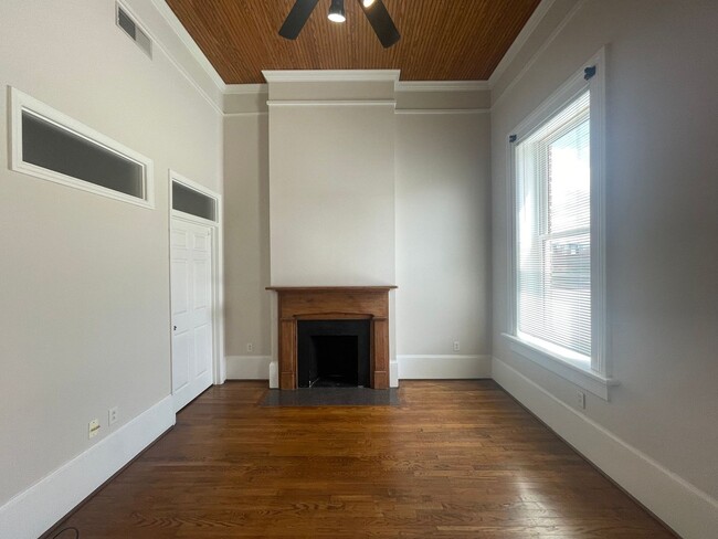 Building Photo - Charming Two Bedroom Apartment Downtown/Mo...