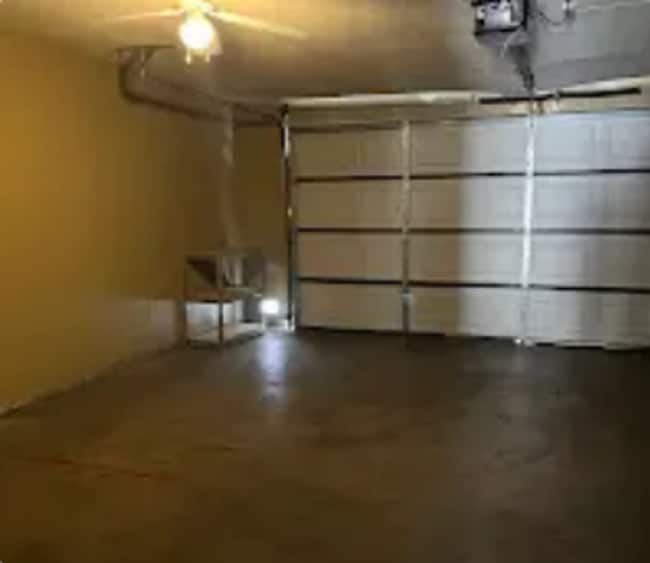 Building Photo - BEAUTIFUL TOWNHOUSE WITH 2 CAR GARAGE