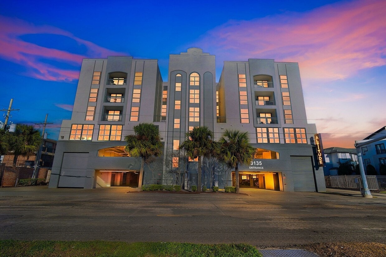 16_3135_Highland_Rd_Baton_Rouge_LA_70802-Exterior-A7304466-dusk - Altitude Baton Rouge