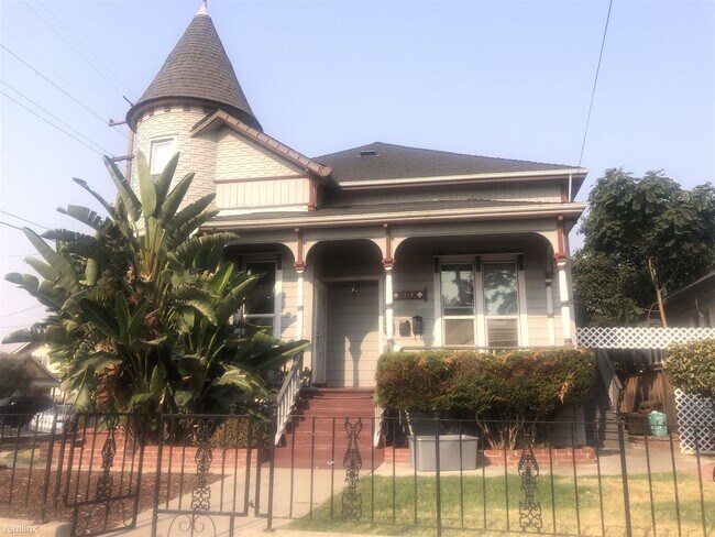 Building Photo - 3 br, 1 bath Triplex - 512 E St Unit B