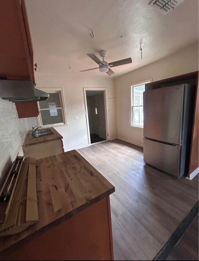 Foto del edificio - 5731 Mitchell Ct