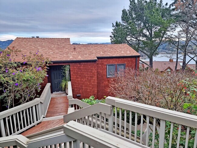 Building Photo - One bedroom top floor corner unit condo wi...