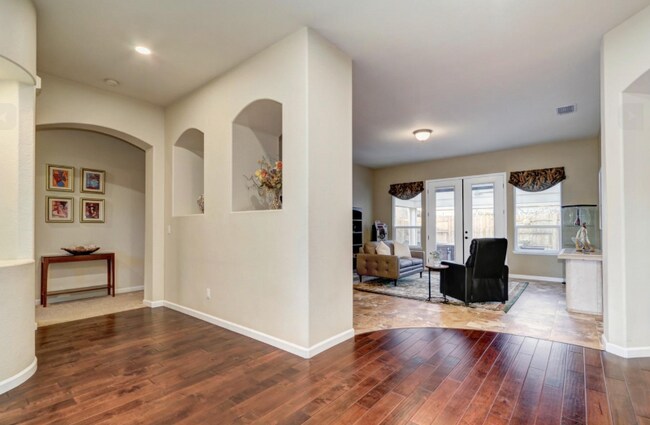 Foto del edificio - 5723 Cowell Blvd