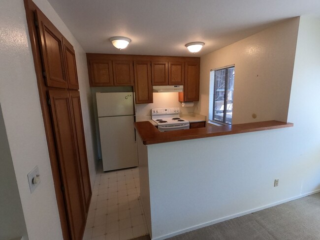 Building Photo - LARGE ONE BEDROOM END UNIT CONDO IN SHELTE...