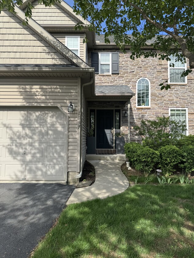FRONT WALKWAY - 1537 Abigail Ln