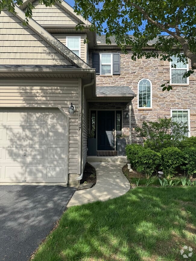 FRONT WALKWAY - 1537 Abigail Ln