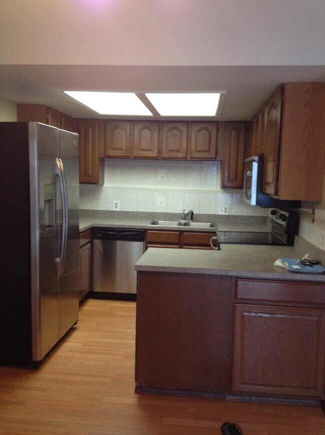 Kitchen - 906 Van Gordon St