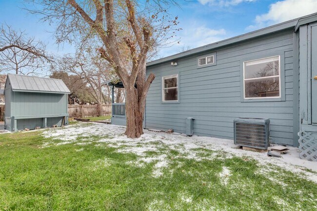 Foto del edificio - 8503 Rosemary Ln