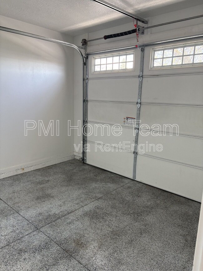 Building Photo - 614 W Cozy Ln