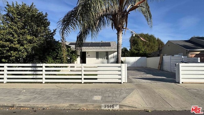 Foto del edificio - 7516 Oakdale Ave