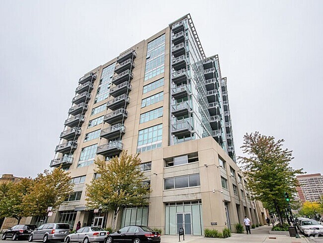 Building Photo - 1000 W Leland Ave
