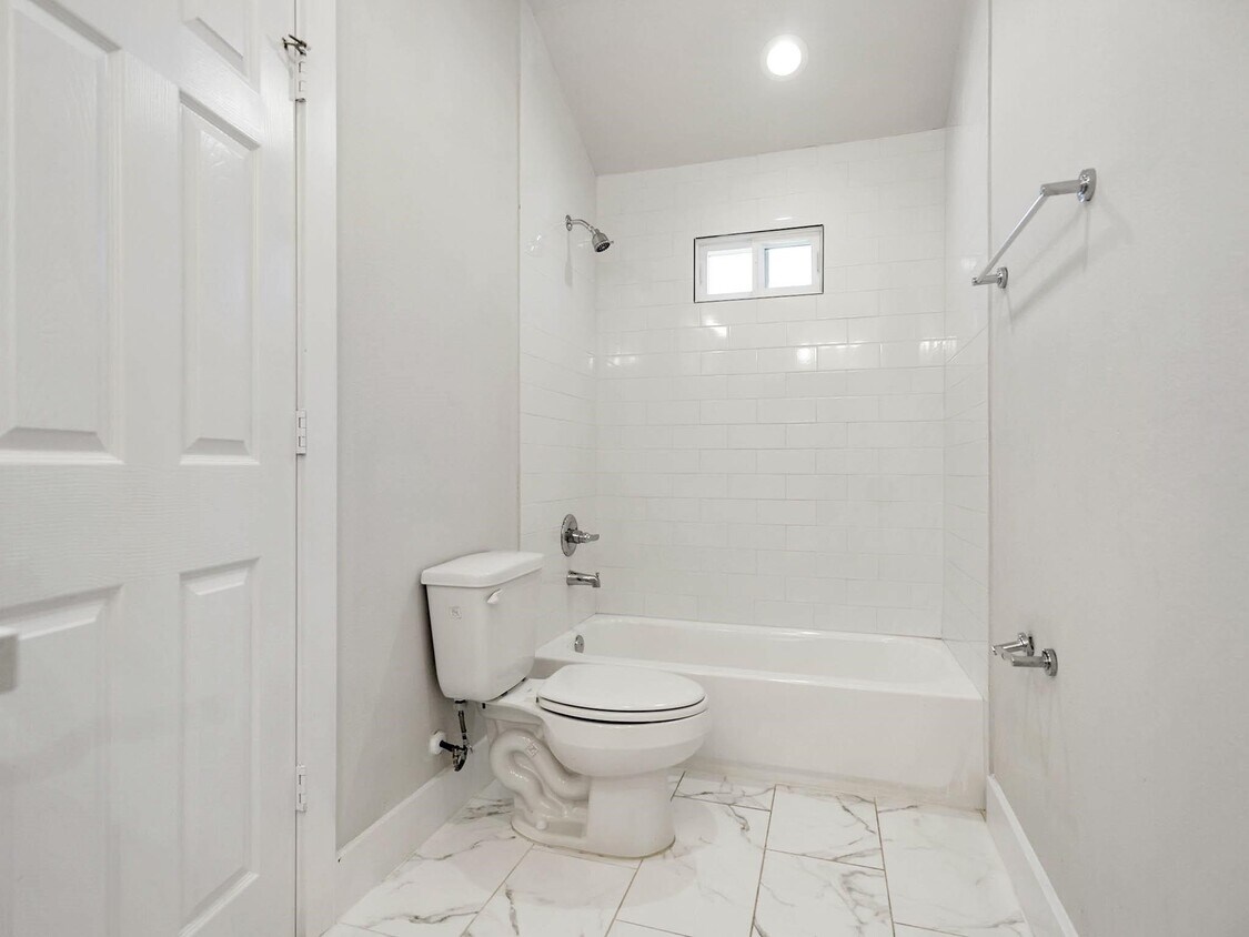 Foto del edificio - 5901 Woodview Dr