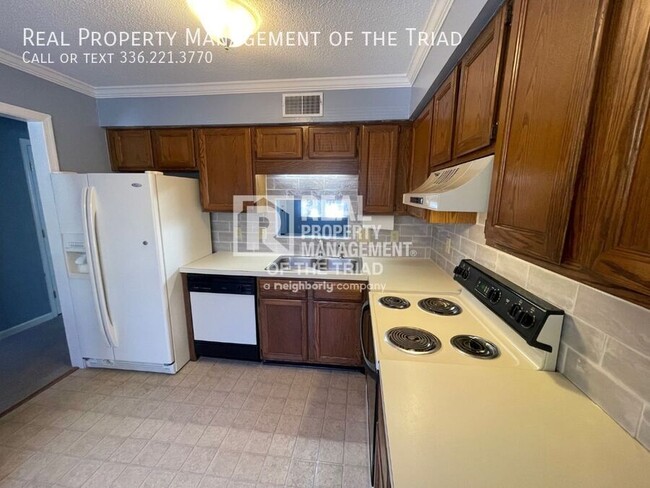 Building Photo - Cozy End Unit Townhouse & Convenient Location