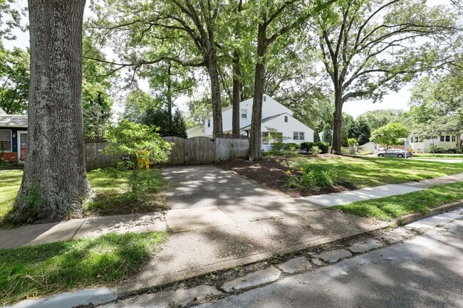 Building Photo - 3BR - Eastport Colonial Home - Well Mainta...