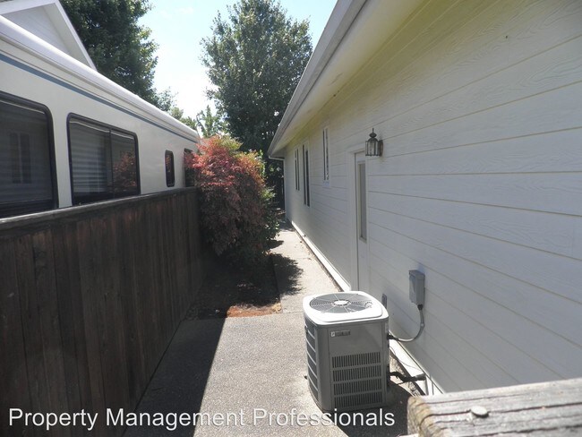 Foto del edificio - 3 br, 2 bath House - 1845 SW Topaz Ln