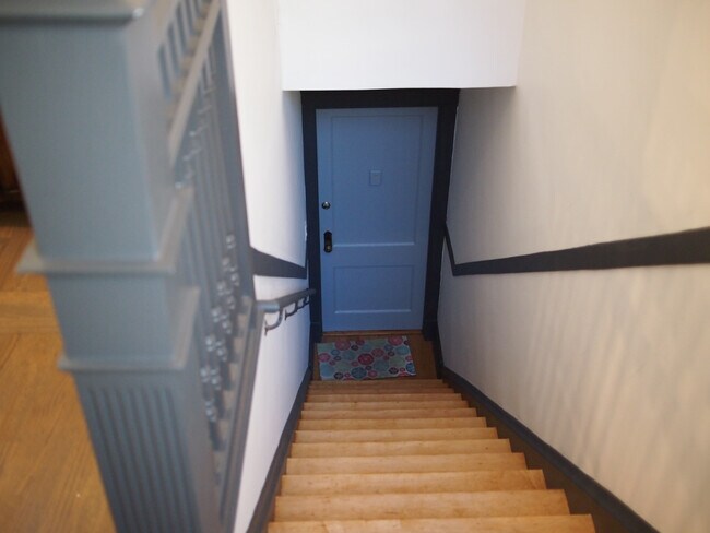 Escaleras que suben al segundo piso. - 1517 N Bell Ave