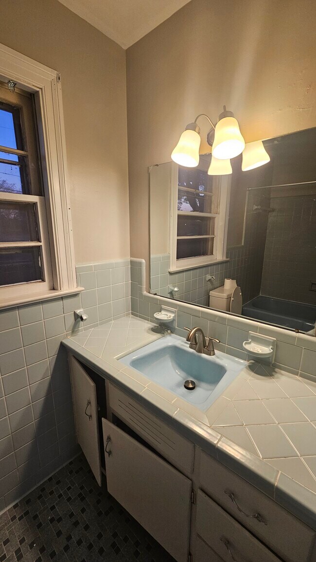 Foto del edificio - 202 N Caswell St