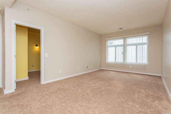 Building Photo - 76-05 Aquatic Dr