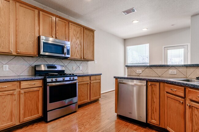 Foto del edificio - 2918 Five Oaks Dr