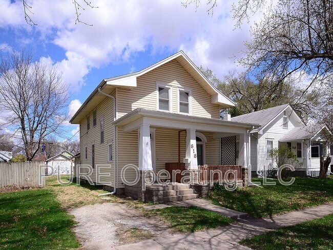 Building Photo - 818 W 9th St