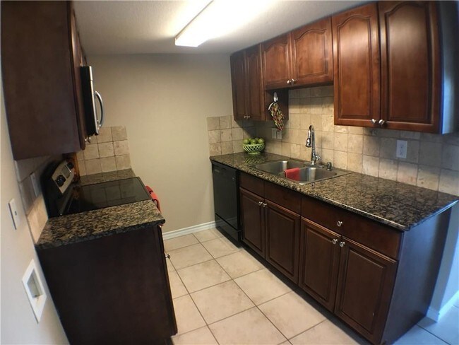 Building Photo - 7142 Hickory St