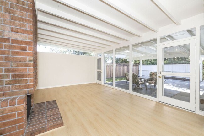 Building Photo - Enjoy a Freshly Remodeled 3 Bed, 2 Bath Ho...