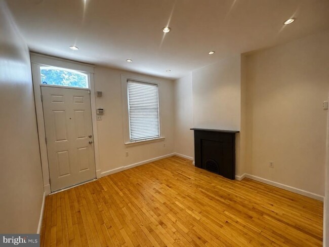 Building Photo - 315 N Holly St