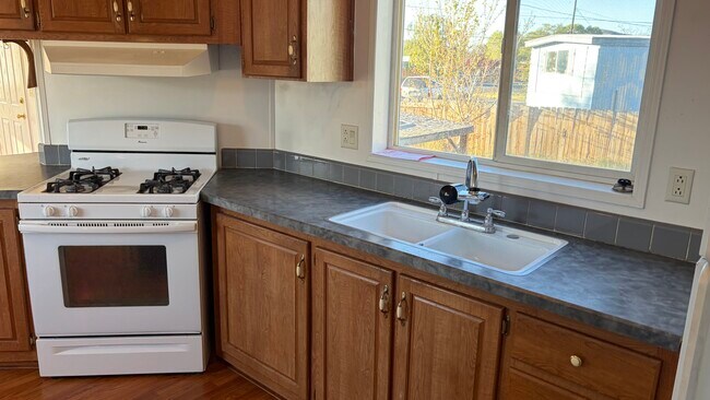 Foto del edificio - 2390 Poole Way