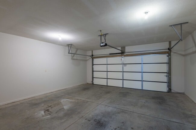 Building Photo - 3 Bedroom 2 Bathroom 2 CAR GARAGE