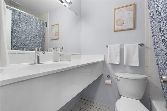 Photo du bâtiment - Newly Renovated Bachelor Suites