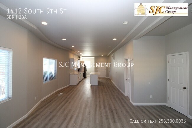 Building Photo - Five bedroom home for rent in Tacoma