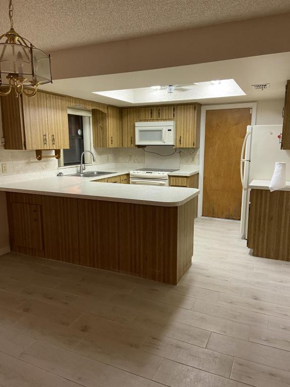 Foto del edificio - 514 E Inverness Blvd