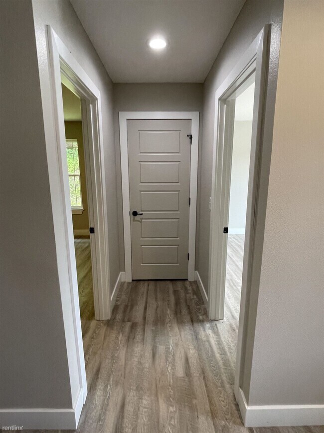 Building Photo - 3 br, 2 bath Duplex - 102 Briana Villa 102...