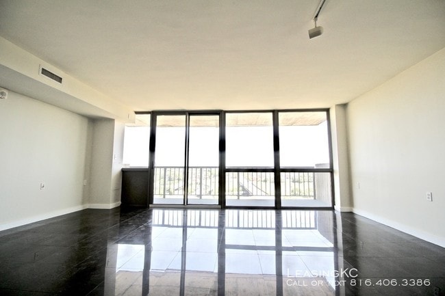 Building Photo - The View 1706